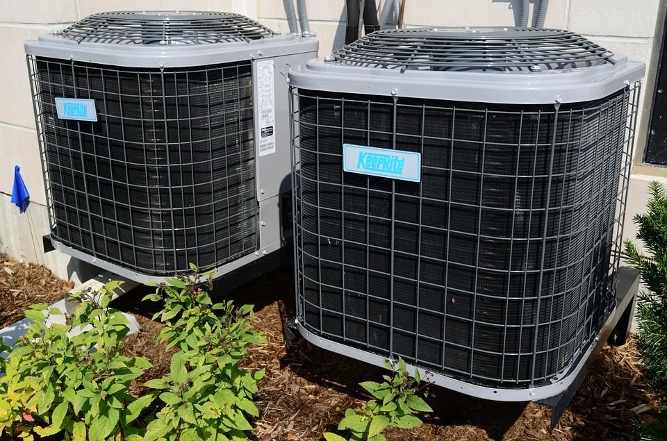 Unidades condensadoras de aire acondicionado en el exterior